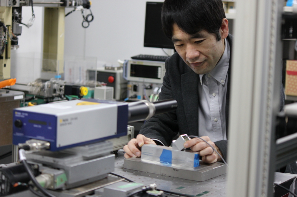 Crack-wave dynamics are very complex, so the more information you can capture about the waves, the more detailed the imaging will be. Here, Yoshikazu Ohara of Tohoku University, a Los Alamos collaborator, sets up the PLUS experiment in front of a laser.